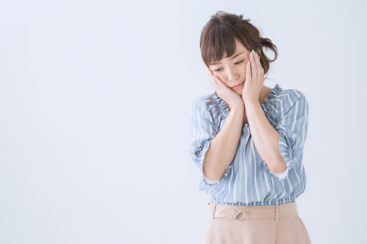歯が痛む女性