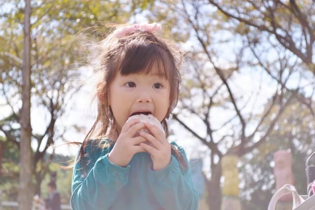 おにぎりを食べる子ども