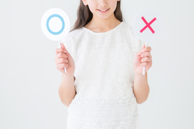 マルとバツを出す女性