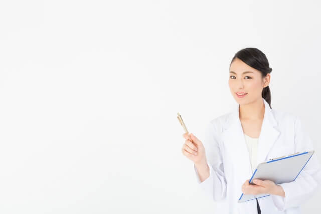説明する女性歯科医師