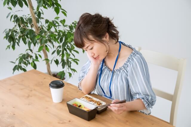 食事に悩む女性