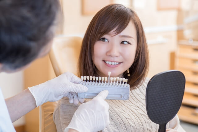 歯科医院でホワイトニングをする女性