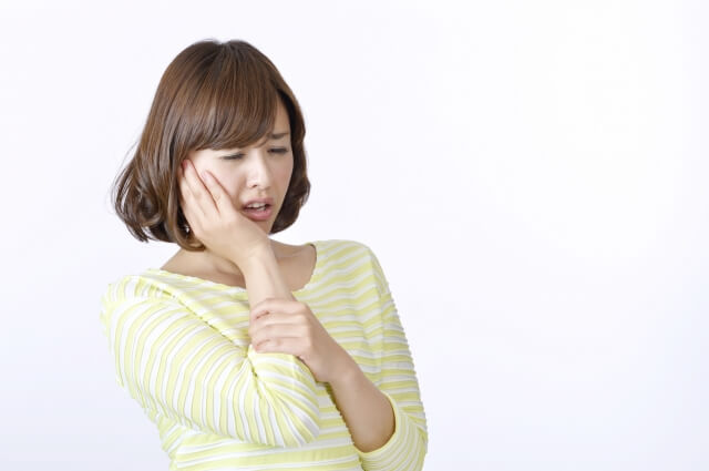 歯が痛む女性