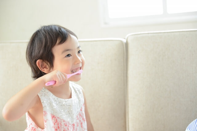 歯磨きする子ども