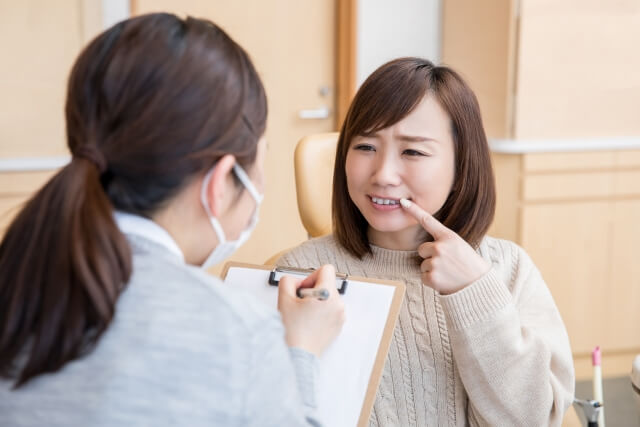 口元を気にする女性