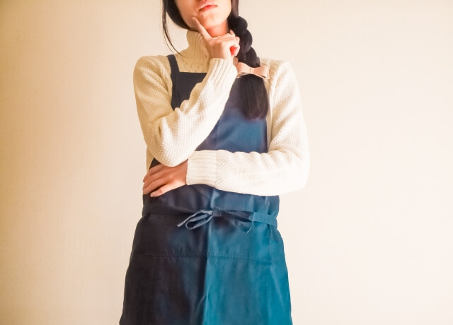 考える妊婦