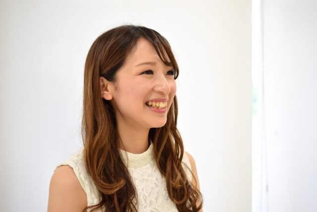 八重歯の女性