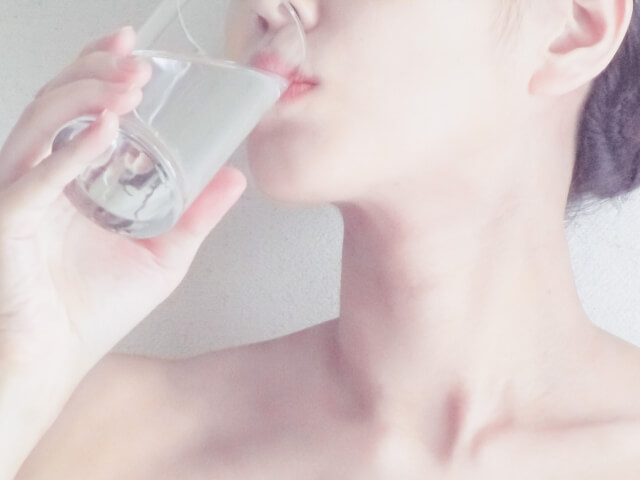 水を飲む女性