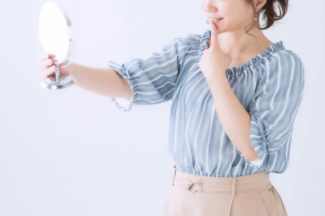後戻りを気にする女性