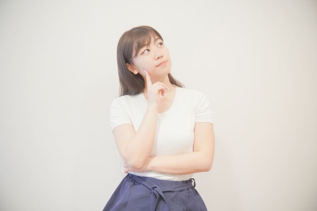 問題点を考える女性