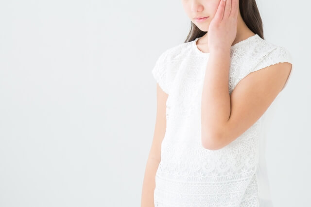 悩む女性