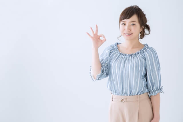 笑顔でOKサインを出す女性