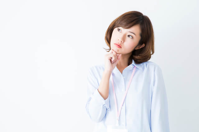悩む女性